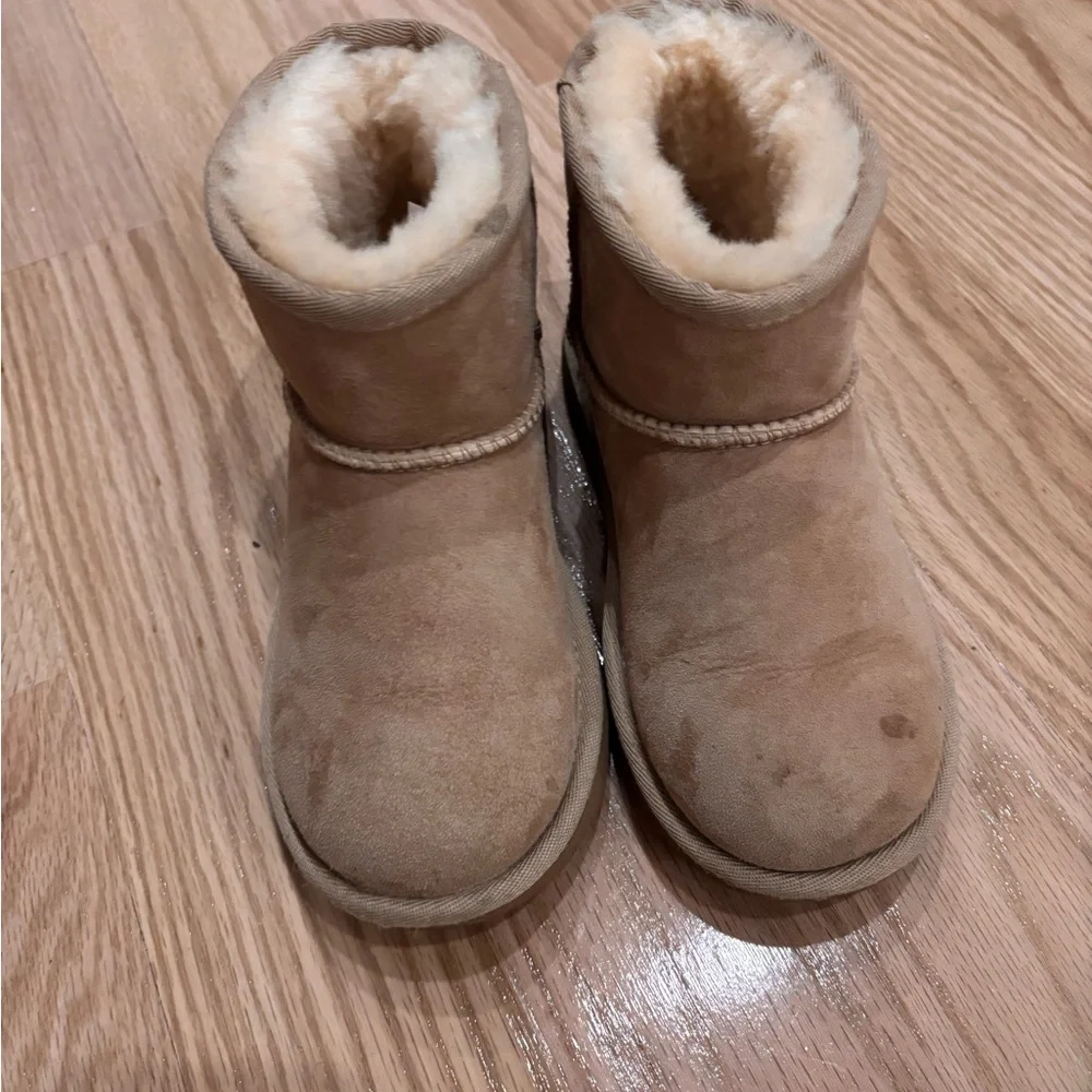 Girl Ugg ultra mini-tan size 13 - Picture 2 of 7